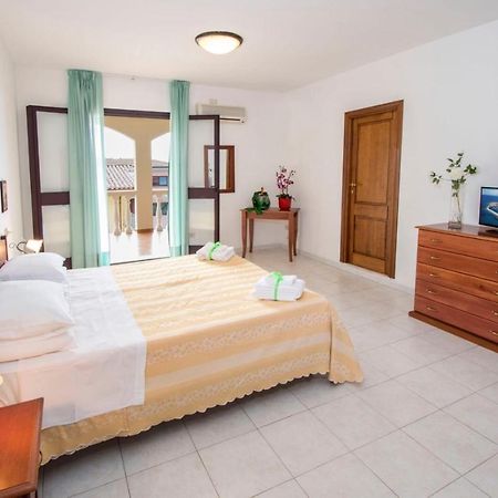 Hotel Smeraldo Isola Rossa  Buitenkant foto